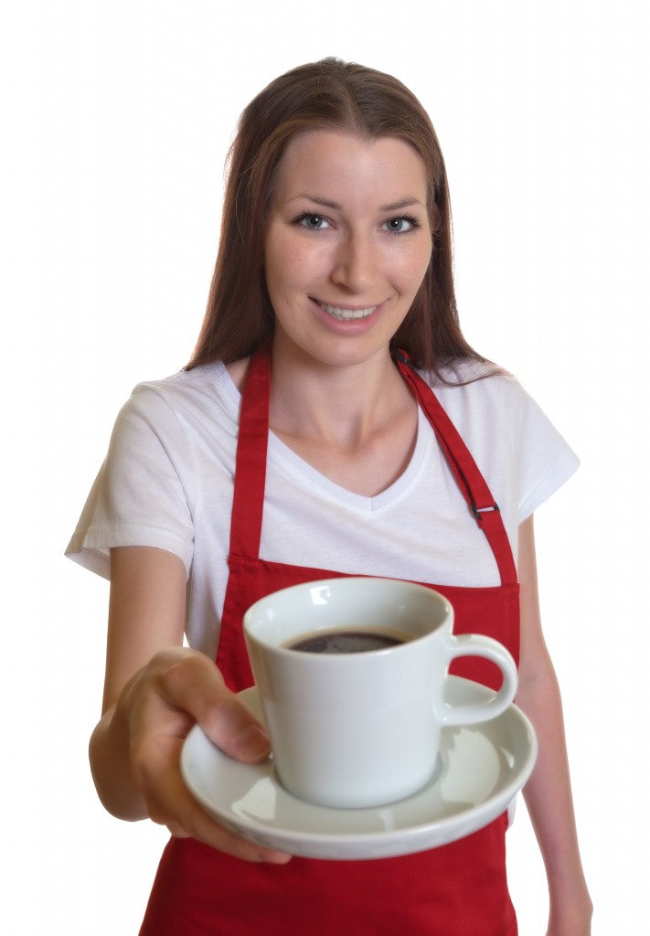 Junge Kellnerin reicht frischen Kaffee